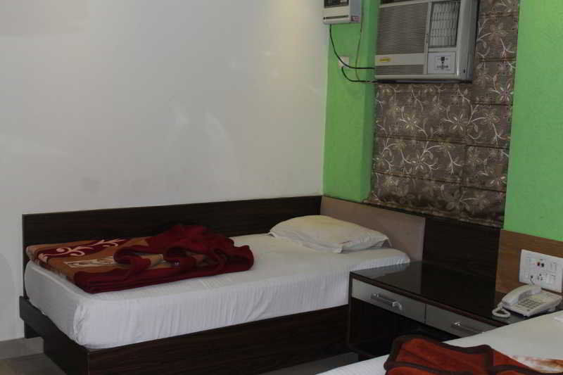 Hotel Apra Deluxe Нью-Дели Экстерьер фото