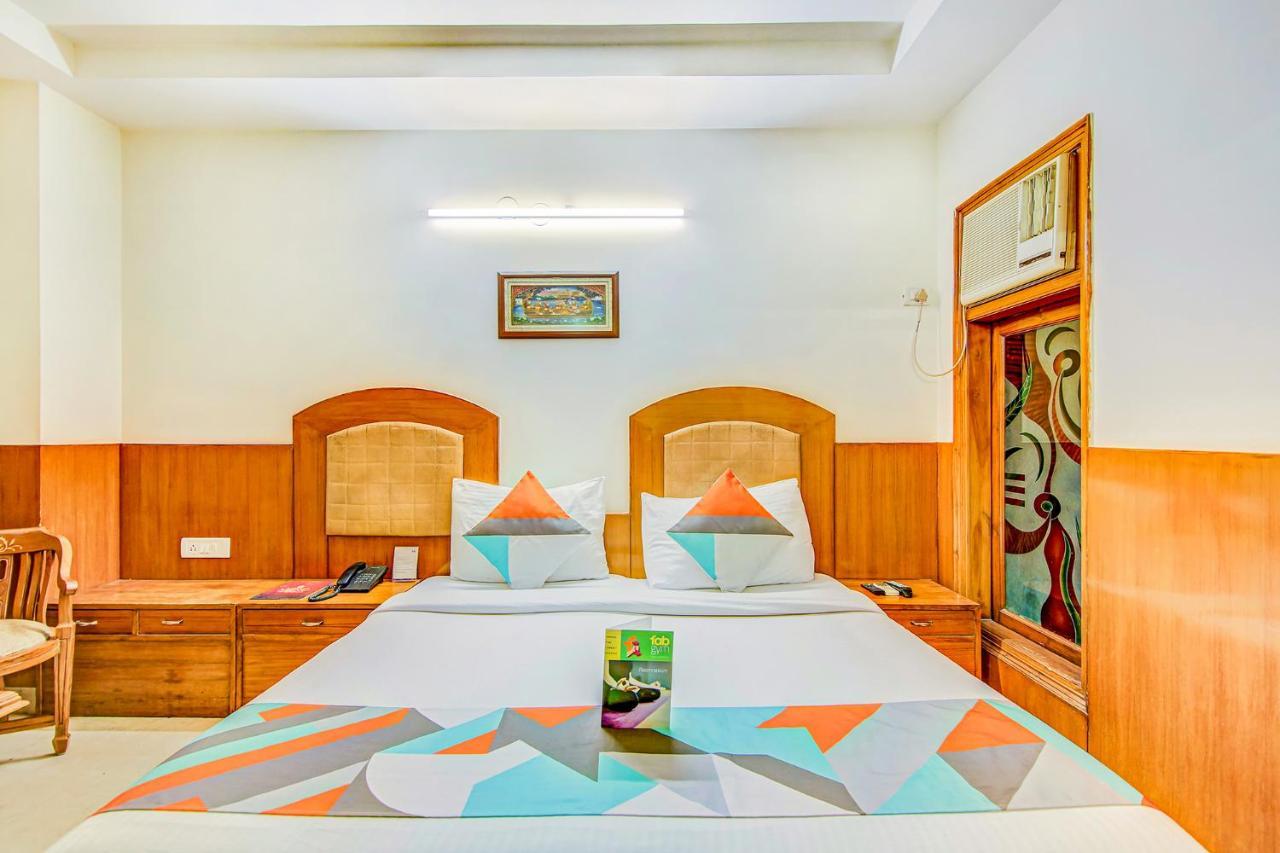 Hotel Apra Deluxe Нью-Дели Экстерьер фото