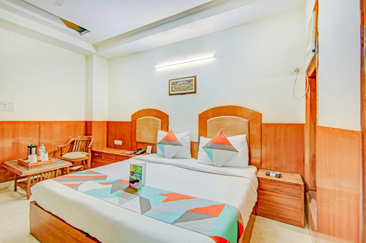 Hotel Apra Deluxe Нью-Дели Экстерьер фото