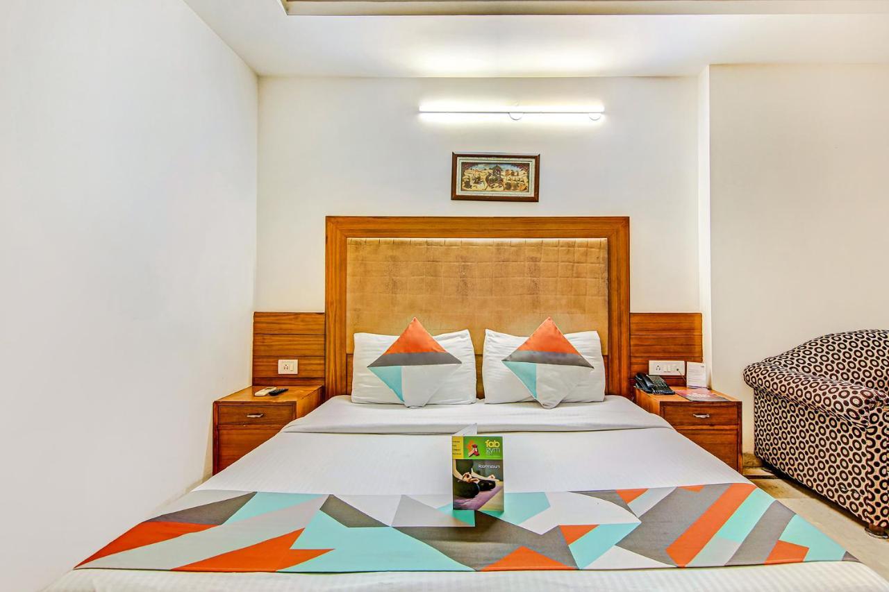 Hotel Apra Deluxe Нью-Дели Экстерьер фото